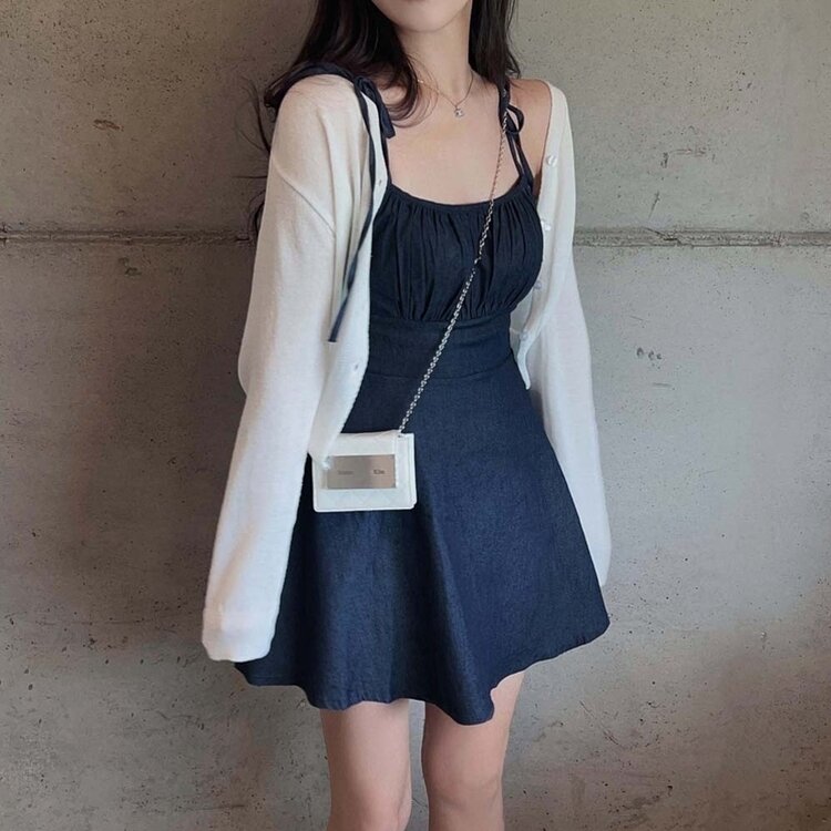 기본핏에 여리함을 더한 린넨 브이넥 크롭 가디건 아이보리