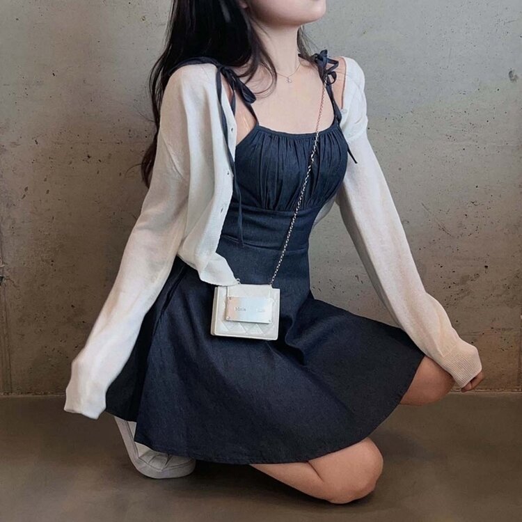 기본핏에 여리함을 더한 린넨 브이넥 크롭 가디건 아이보리