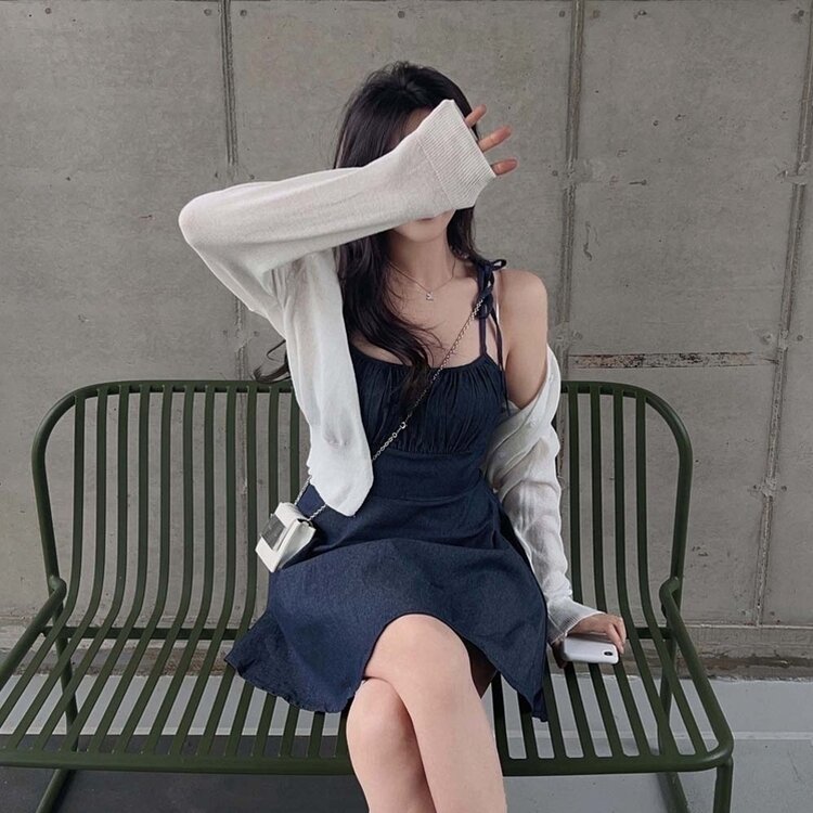 기본핏에 여리함을 더한 린넨 브이넥 크롭 가디건 아이보리