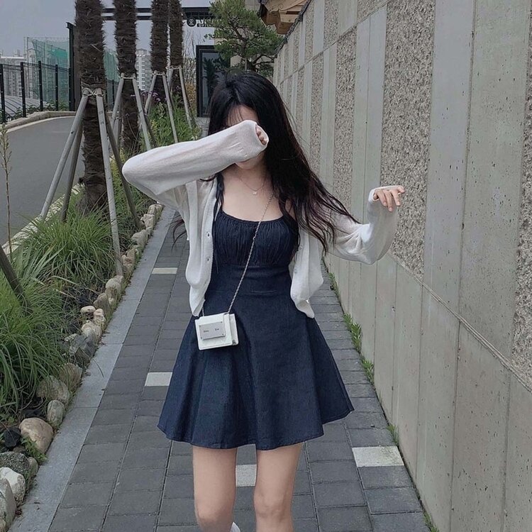 기본핏에 여리함을 더한 린넨 브이넥 크롭 가디건 아이보리