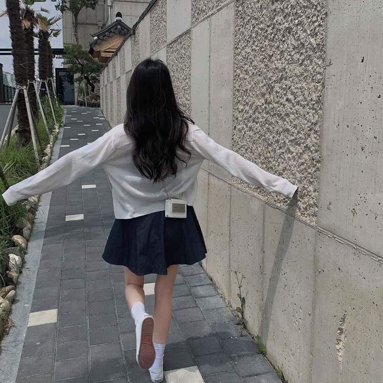 기본핏에 여리함을 더한 린넨 브이넥 크롭 가디건 아이보리