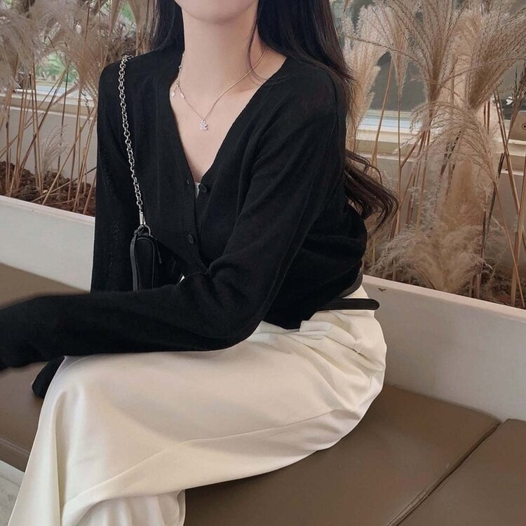 기본핏에 여리함을 더한 린넨 브이넥 크롭 가디건 블랙