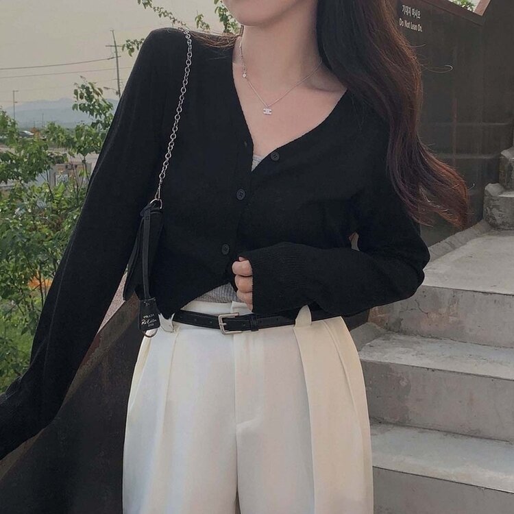 기본핏에 여리함을 더한 린넨 브이넥 크롭 가디건 블랙