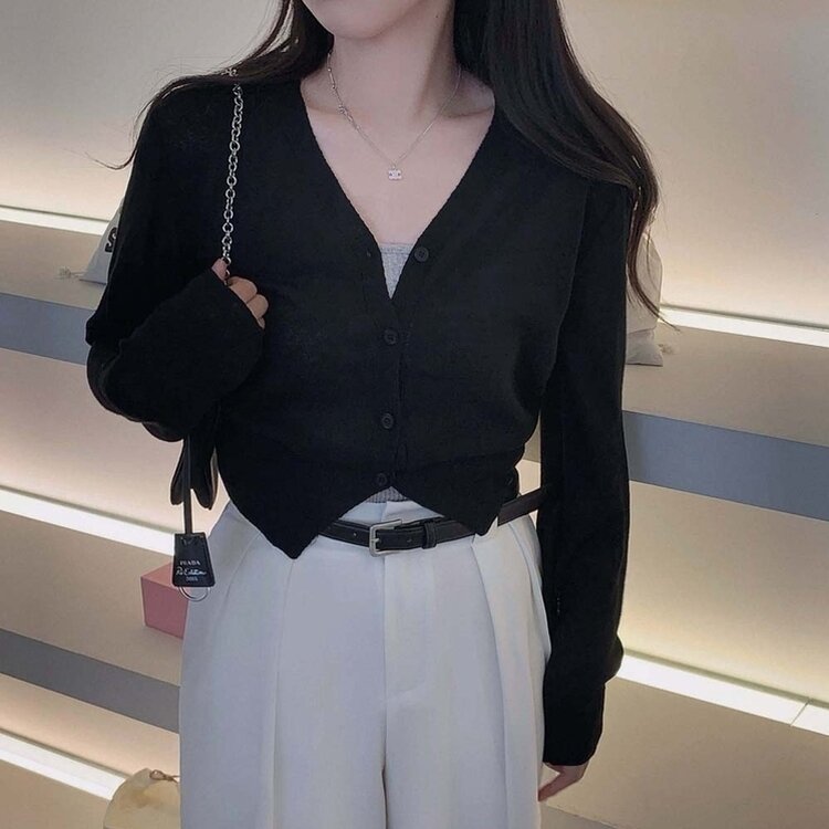 기본핏에 여리함을 더한 린넨 브이넥 크롭 가디건 블랙