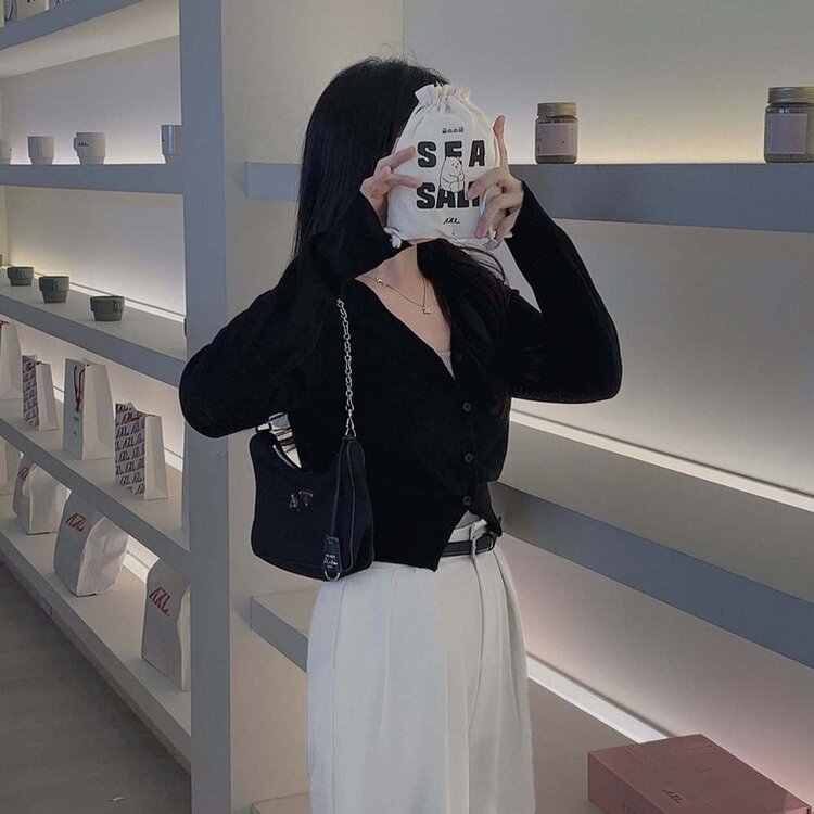 기본핏에 여리함을 더한 린넨 브이넥 크롭 가디건 블랙