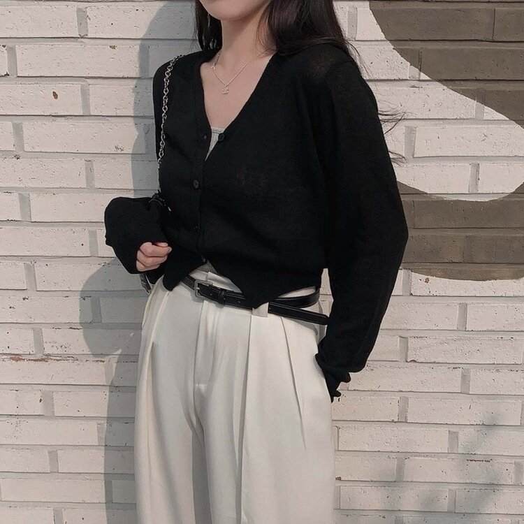 기본핏에 여리함을 더한 린넨 브이넥 크롭 가디건 블랙