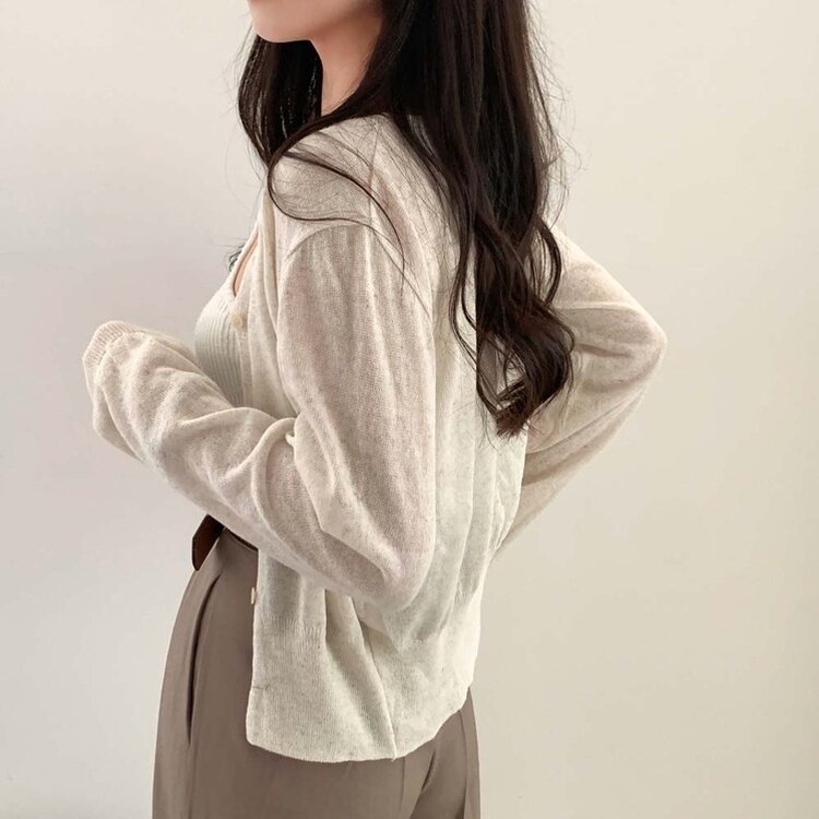 기본핏에 여리함을 더한 린넨 브이넥 크롭 가디건 오트밀