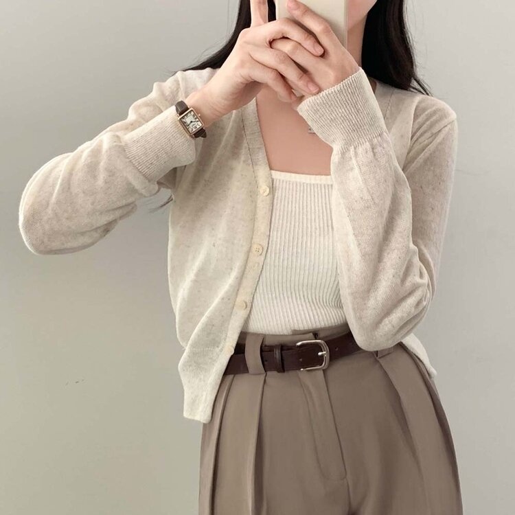 기본핏에 여리함을 더한 린넨 브이넥 크롭 가디건 오트밀