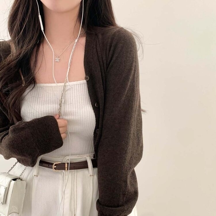 기본핏에 여리함을 더한 린넨 브이넥 크롭 가디건 진브라운