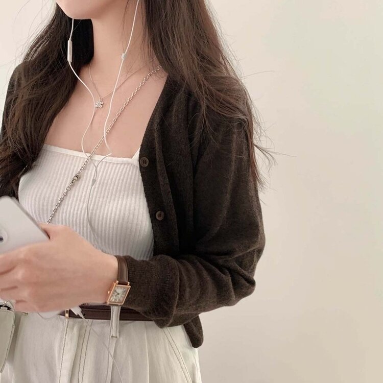 기본핏에 여리함을 더한 린넨 브이넥 크롭 가디건 진브라운