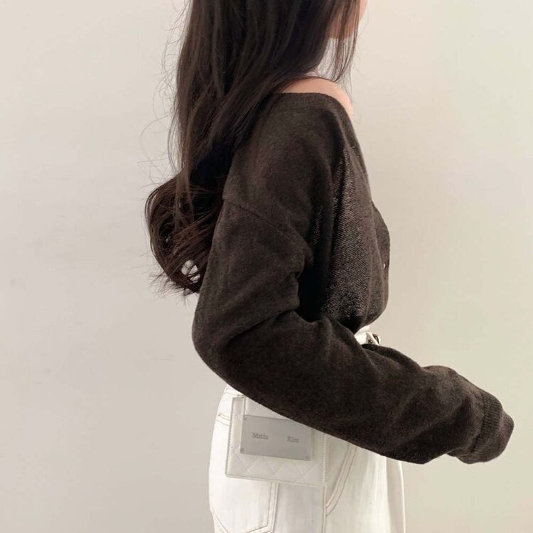 기본핏에 여리함을 더한 린넨 브이넥 크롭 가디건 진브라운