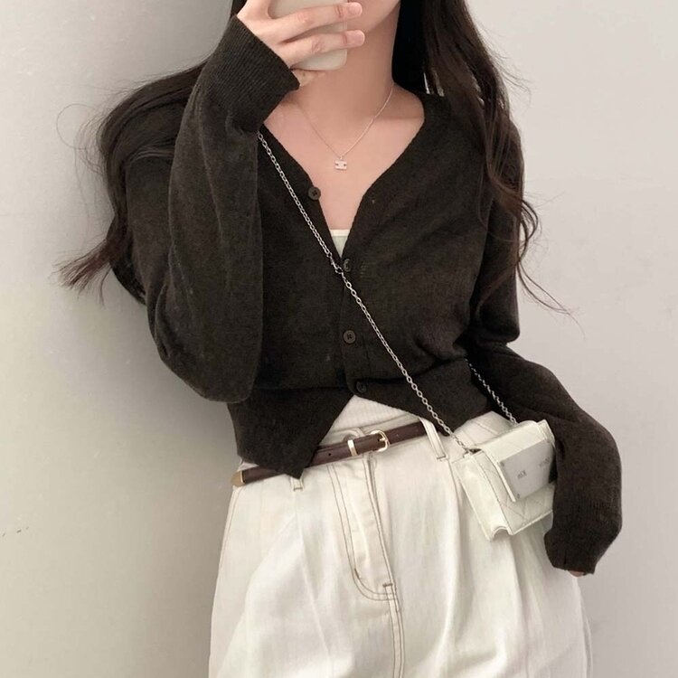 기본핏에 여리함을 더한 린넨 브이넥 크롭 가디건 진브라운