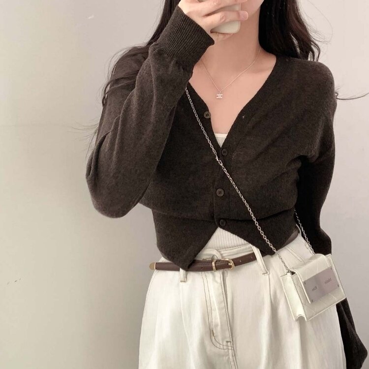 기본핏에 여리함을 더한 린넨 브이넥 크롭 가디건 진브라운