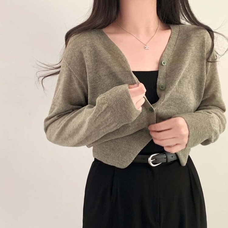 기본핏에 여리함을 더한 린넨 브이넥 크롭 가디건 카키