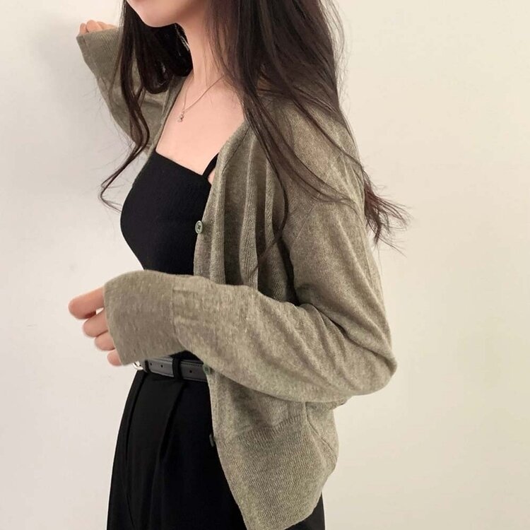 기본핏에 여리함을 더한 린넨 브이넥 크롭 가디건 카키