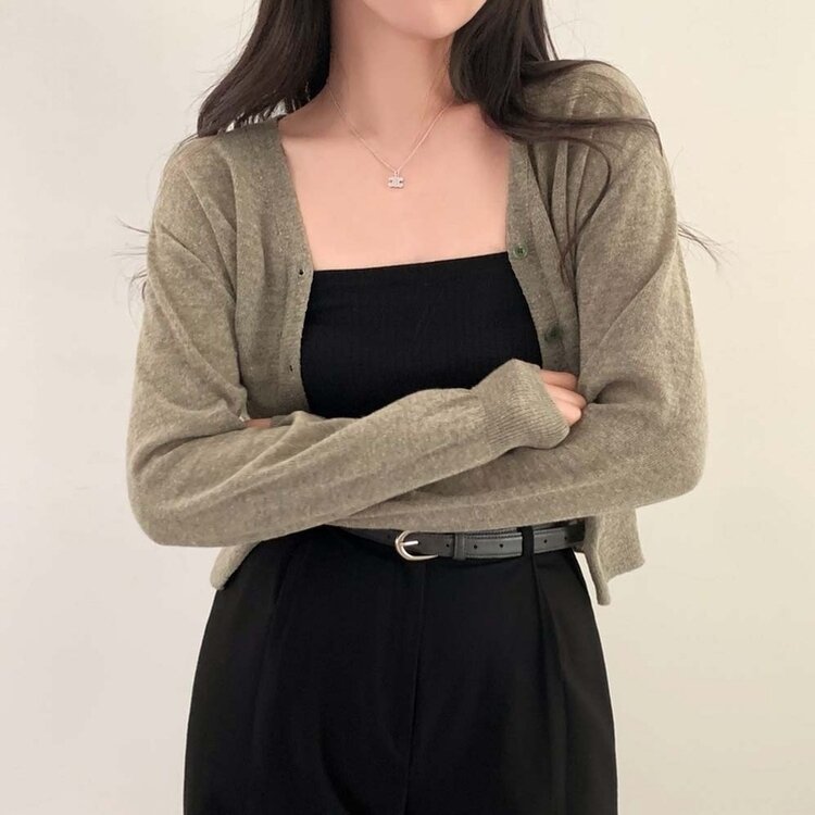 기본핏에 여리함을 더한 린넨 브이넥 크롭 가디건 카키