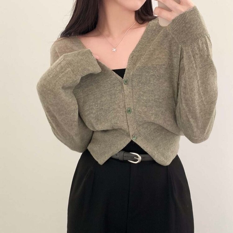 기본핏에 여리함을 더한 린넨 브이넥 크롭 가디건 카키