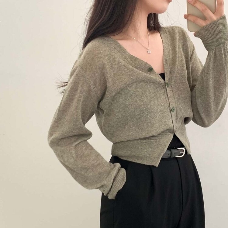 기본핏에 여리함을 더한 린넨 브이넥 크롭 가디건 카키
