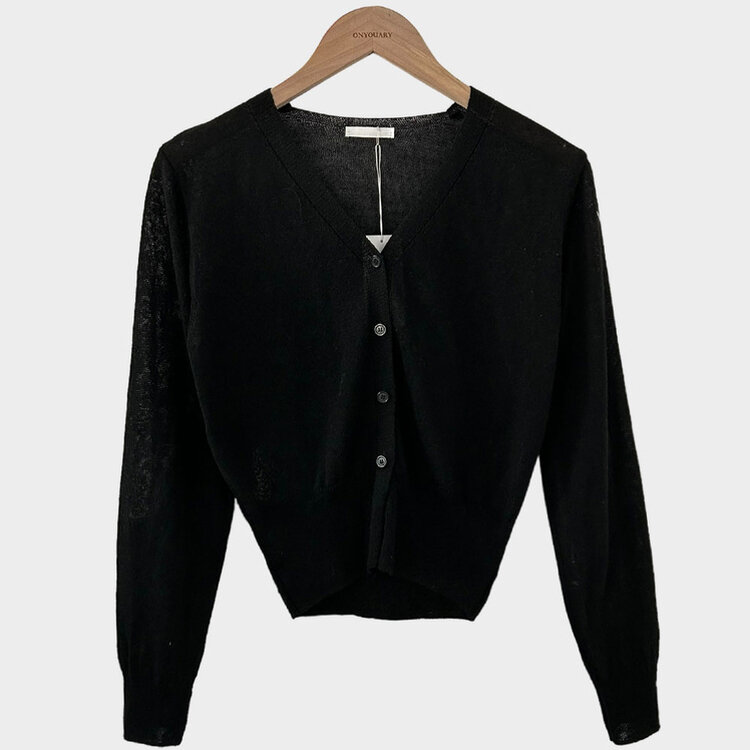 기본핏에 여리함을 더한 린넨 브이넥 크롭 가디건