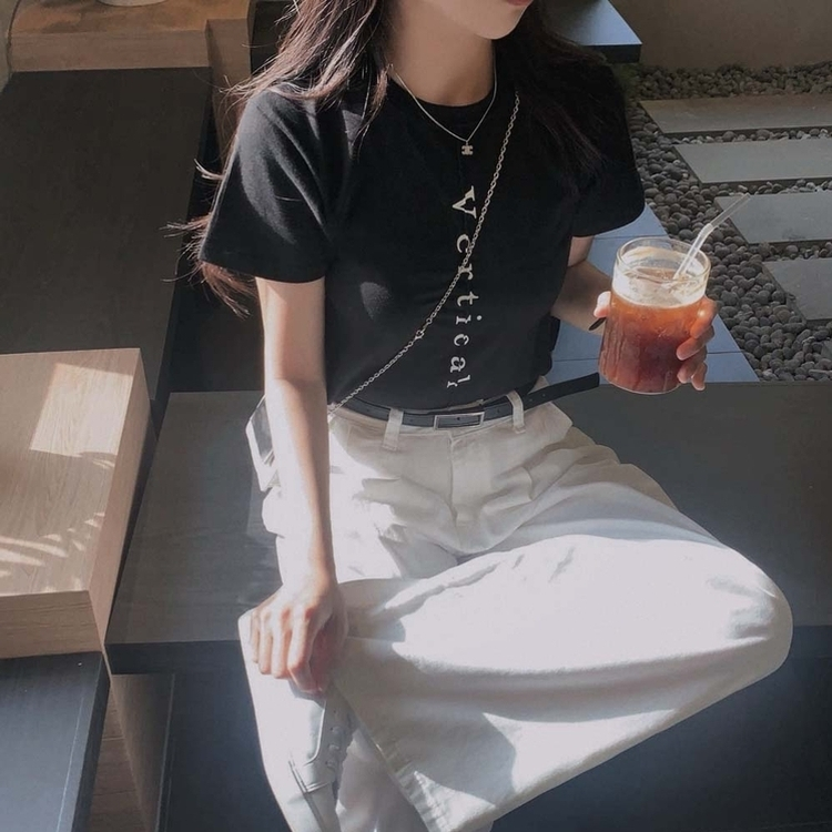 늘어짐 하나없는 탄탄 레터링 반팔 티셔츠 블랙