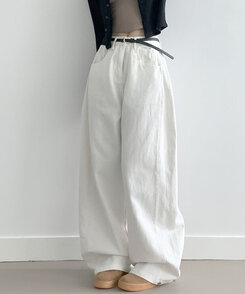 베러 사이드 핀턱 밑단 스냅 비조버튼 코튼 와이드핏 롱팬츠 화이트