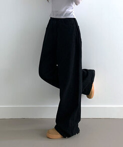 베러 사이드 핀턱 밑단 스냅 비조버튼 코튼 와이드핏 롱팬츠 블랙