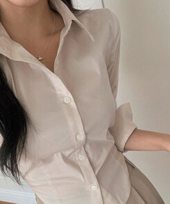 カラーネックスリムフィットクロップブラウスシャツ BEIGE