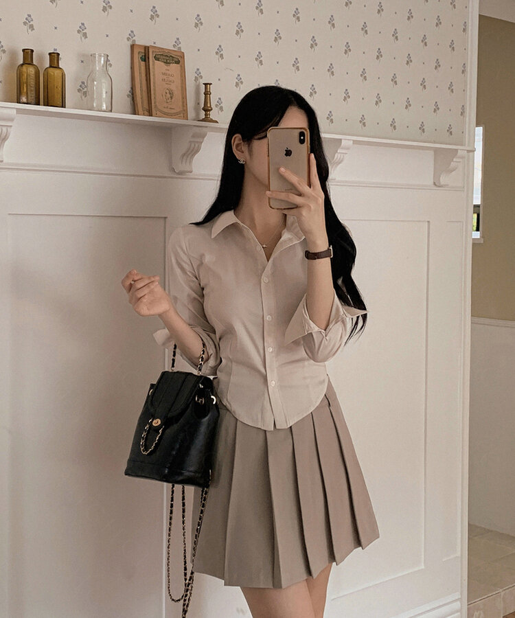 カラーネックスリムフィットクロップブラウスシャツ BEIGE