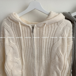 ケーブルニットクロップフードジップアップカーディガン