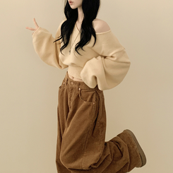 아방핏 트임버튼 원 오프숄더 크롭 입술넥 벌룬니트 연말룩 연베이지