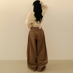 아방핏 트임버튼 원 오프숄더 크롭 입술넥 벌룬니트 연말룩 연베이지