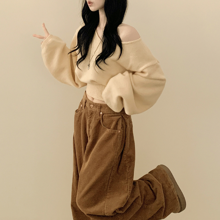 아방핏 트임버튼 원 오프숄더 크롭 입술넥 벌룬니트 연말룩 연베이지