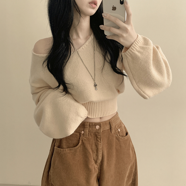 아방핏 트임버튼 원 오프숄더 크롭 입술넥 벌룬니트 연말룩 연베이지