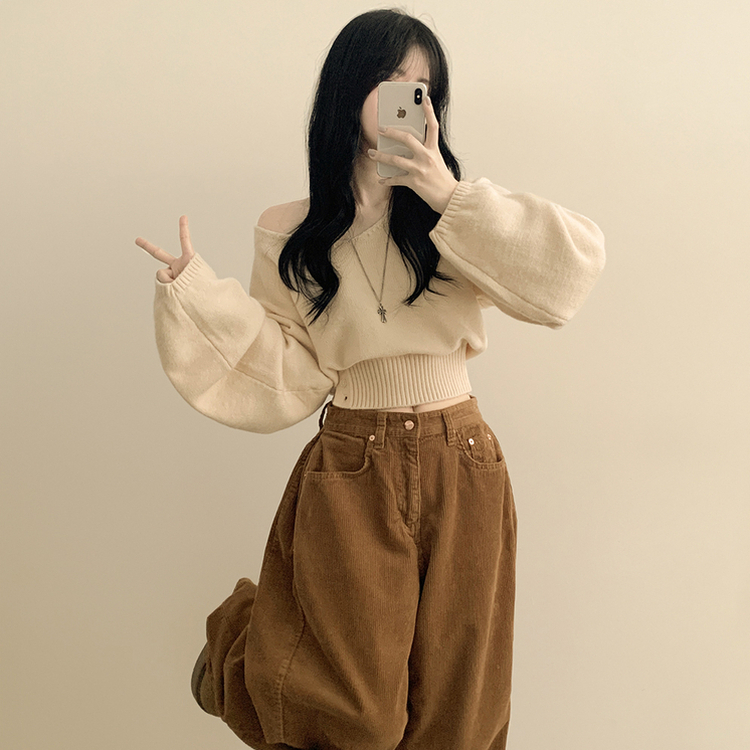 아방핏 트임버튼 원 오프숄더 크롭 입술넥 벌룬니트 연말룩 연베이지