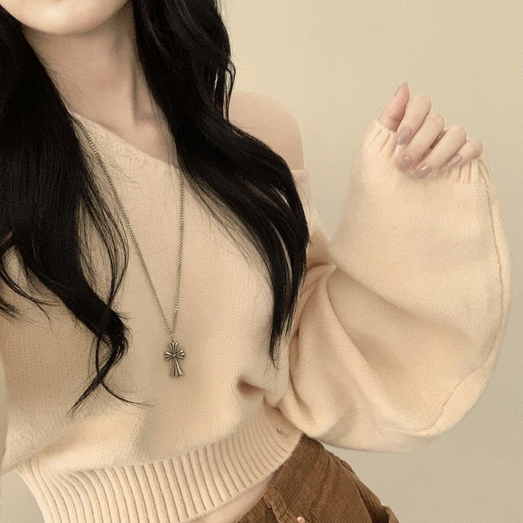 아방핏 트임버튼 원 오프숄더 크롭 입술넥 벌룬니트 연말룩 연베이지