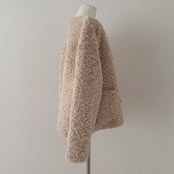 원더랜드 더블 금장 버튼 뽀글이 논카라 퍼 자켓