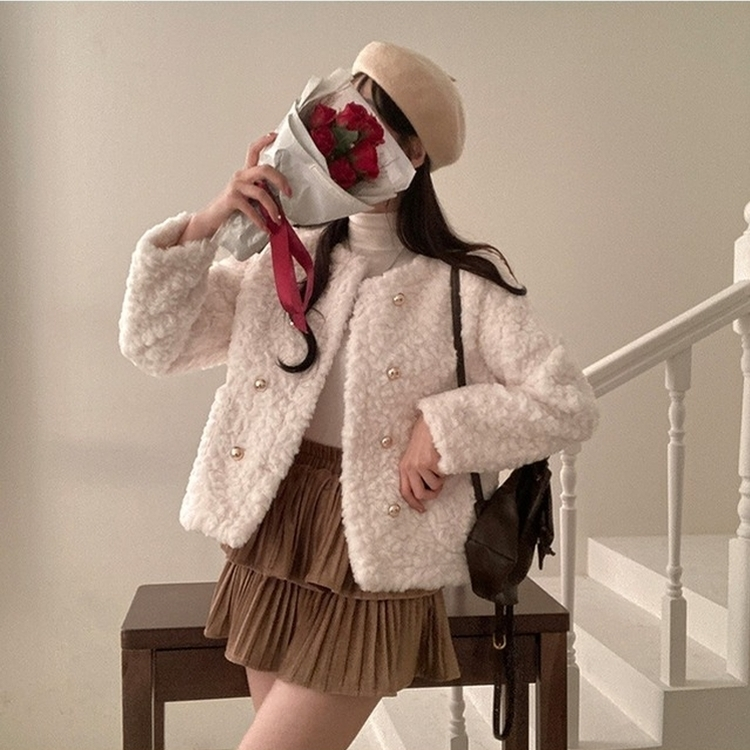 원더랜드 더블 금장 버튼 뽀글이 논카라 퍼 자켓 화이트