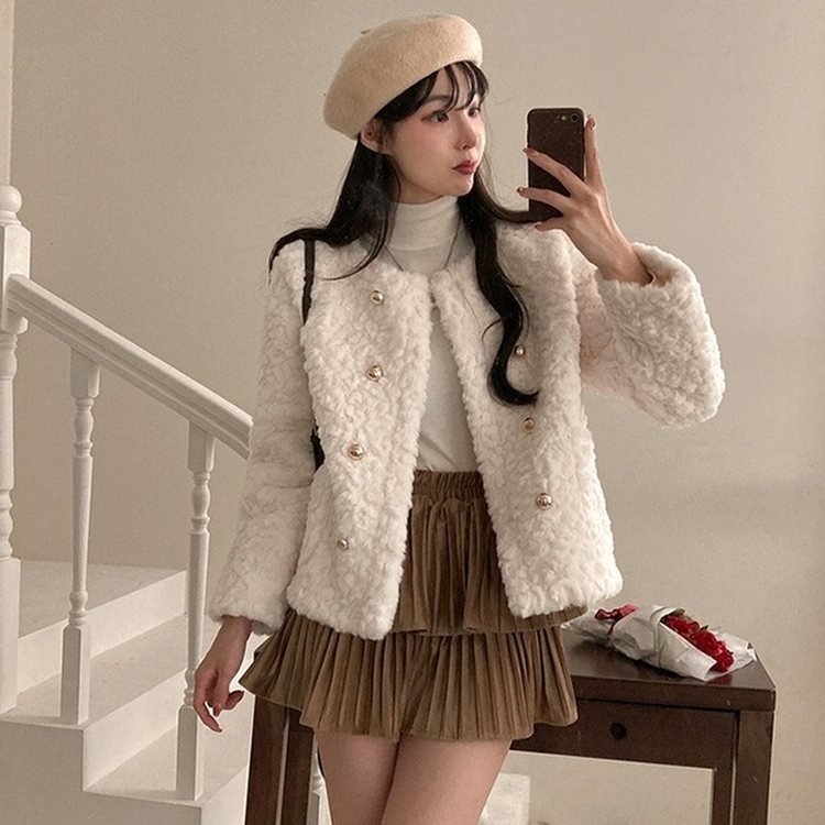 원더랜드 더블 금장 버튼 뽀글이 논카라 퍼 자켓 화이트