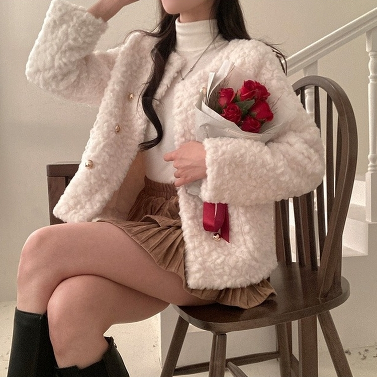 원더랜드 더블 금장 버튼 뽀글이 논카라 퍼 자켓 화이트