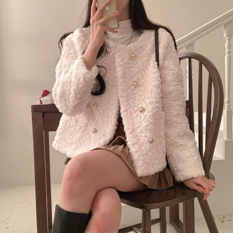 원더랜드 더블 금장 버튼 뽀글이 논카라 퍼 자켓 화이트