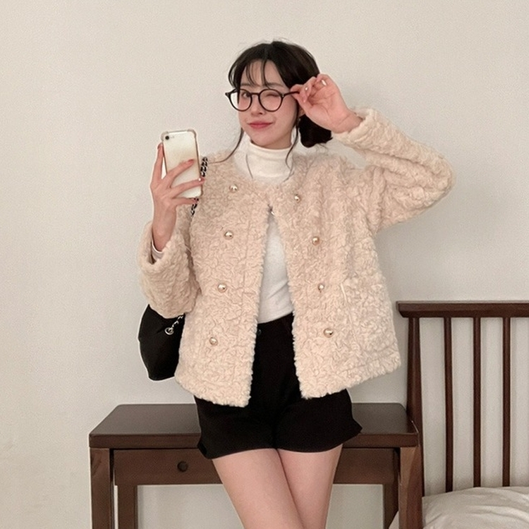 원더랜드 더블 금장 버튼 뽀글이 논카라 퍼 자켓 베이지