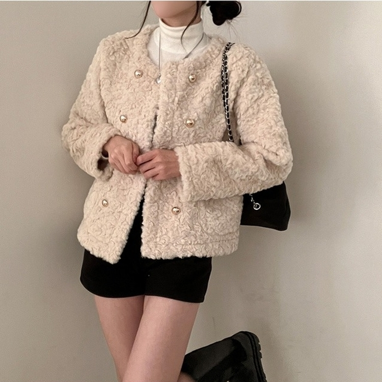 원더랜드 더블 금장 버튼 뽀글이 논카라 퍼 자켓 베이지