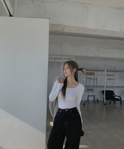 ジェニークロップUネック長袖Tシャツ｜長袖Tシャツ｜韓国ファッション