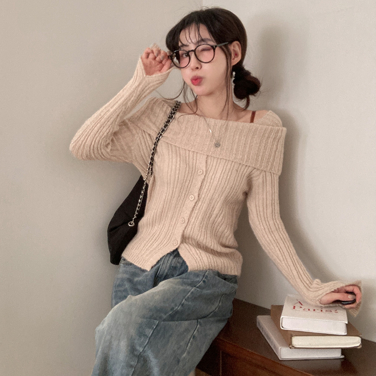 마들렌 소매트임 오프숄더 골지 울 버튼 니트 베이지