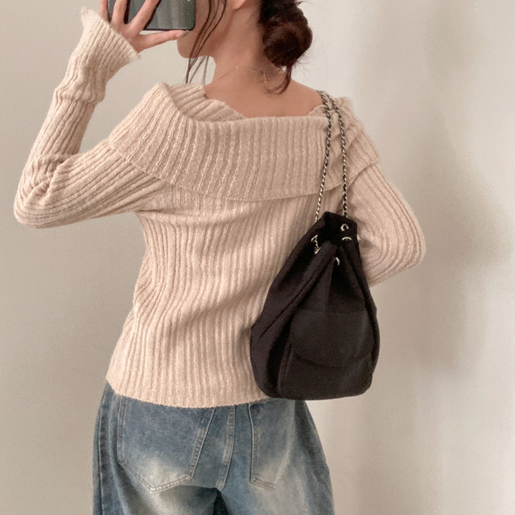 마들렌 소매트임 오프숄더 골지 울 버튼 니트 베이지