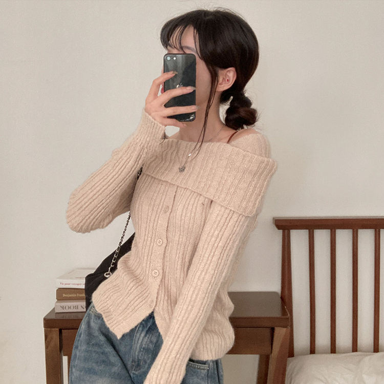 마들렌 소매트임 오프숄더 골지 울 버튼 니트 베이지