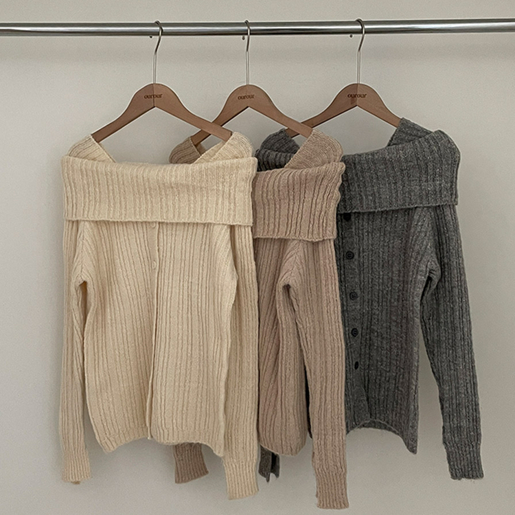 마들렌 소매트임 오프숄더 골지 울 버튼 니트