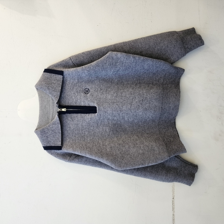 ジップアップ刺繍カラールーズニット