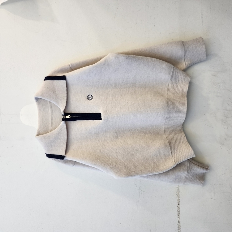 ジップアップ刺繍カラールーズニット