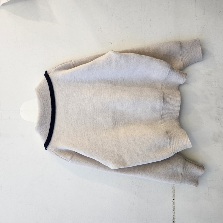 ジップアップ刺繍カラールーズニット